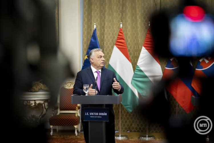 Orbán Viktor az Egyesült Arab Emírségekben tárgyal