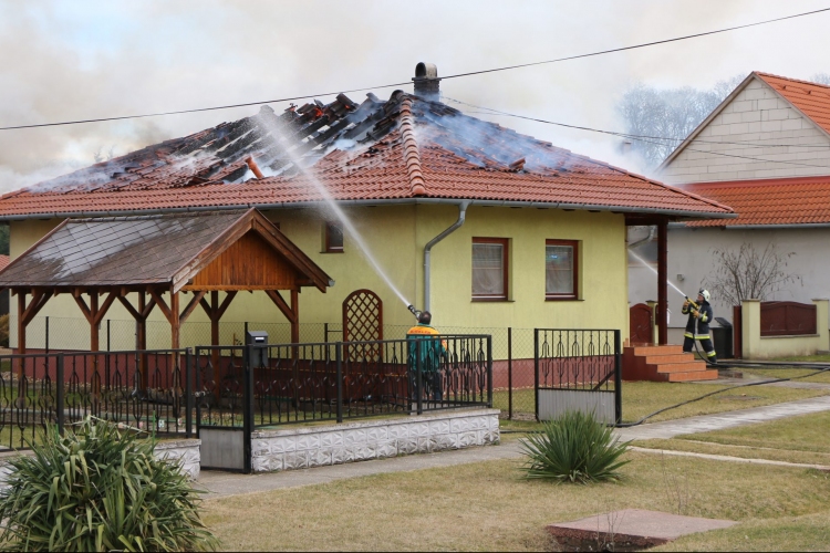 Tető gyulladt ki Jánossomorján