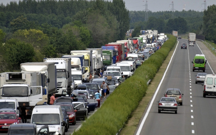 Maradnak a kilométeres sorok az M1-esen