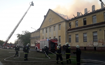 Teljesen leégett a régi laktanya tetőzete