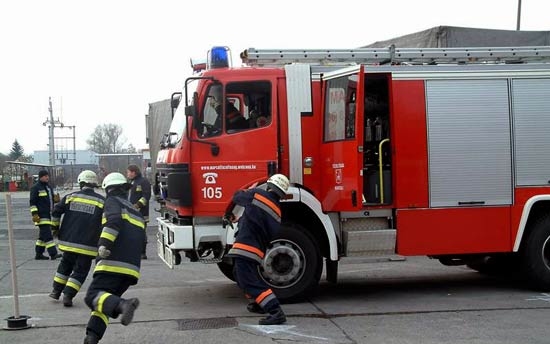 Kigyulladt egy kisbusz az M1-esen Mosonmagyaróvárnál