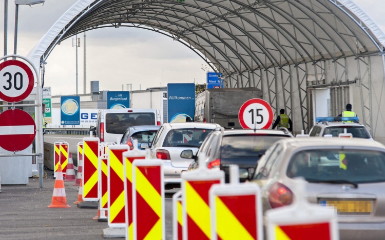 Mától szigorít Ausztria - fennakadások a határon