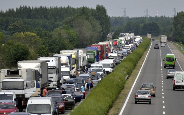 Fokozódott a torlódás az M1-es autópályán