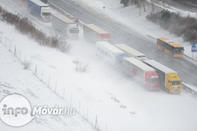 Óránkénti akár 100 kilométeres szél