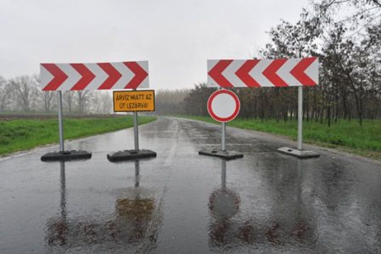 Vízátfolyások miatt útszűkületek, félpályás útlezárások