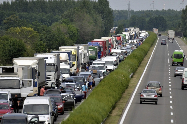 Maradnak a kilométeres sorok az M1-esen