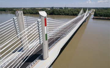 Átadták a Kalocsa és Paks között épült új Duna-hidat