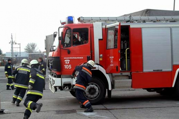 Kigyulladt egy kisbusz az M1-esen Mosonmagyaróvárnál