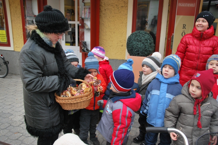 Karácsonyfát díszítettek az óvodások (Fotó: Nagy Mária)