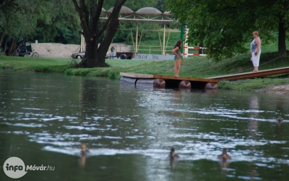 A Mosoni Strandon is szabad fürödni