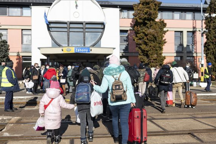 Kedden is több mint négyezer menekültet fogadtak a fővárosi pályaudvarokon