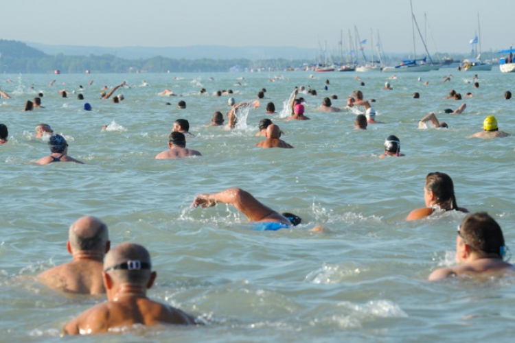 Elhalasztják a szombati Balaton-átúszást