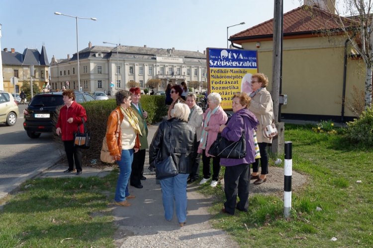 Költészet napi megemlékezés az Ady Endre domborműnél (Fotó: Horváth Attila)