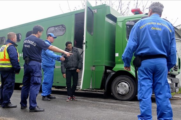 Afgán menekültek rendőrkézen