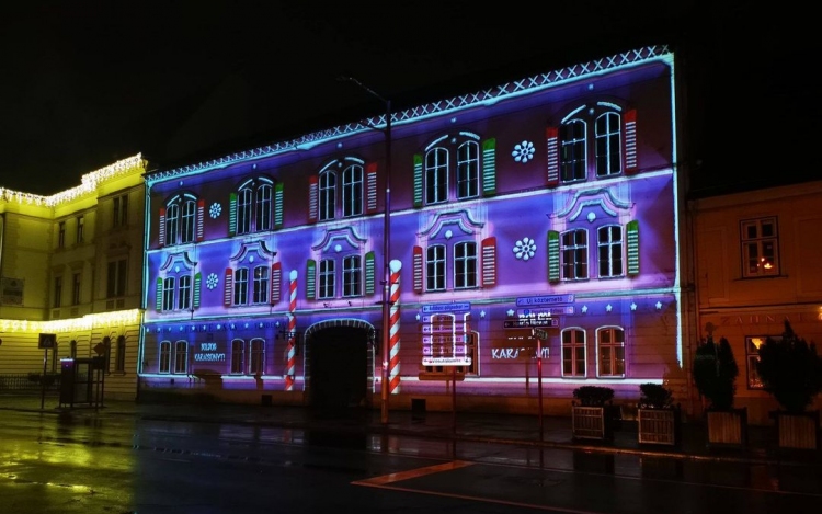 Adventi fényjáték a Deák téren